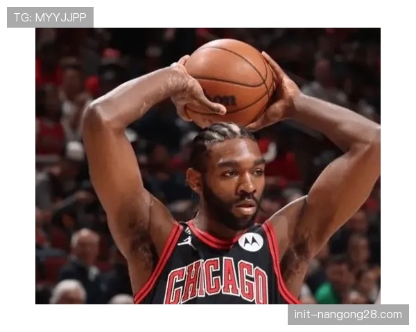 特写：老鹰队特雷·杨命中超远logo shot后看向客队替补席