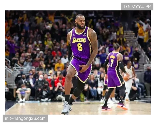 场边花絮：勒布朗-詹姆斯在暂停期间为队友画战术板