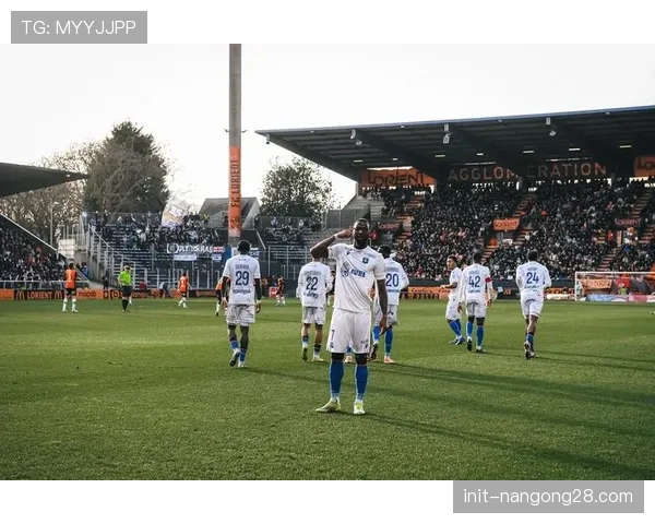 特写:洛里昂门将姆沃戈扑出点球后,激动捶打草坪宣泄情绪 特写:洛里昂门将姆沃戈扑出点球后,激动捶打草坪宣泄情绪