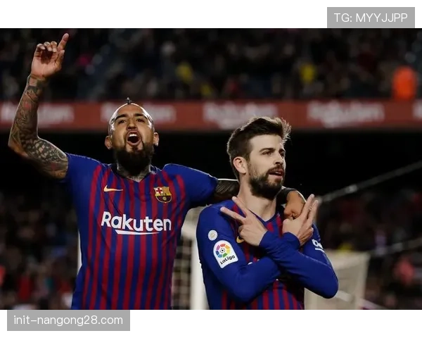 特写：终场哨响，巴列卡诺球员瘫坐草地确认降级